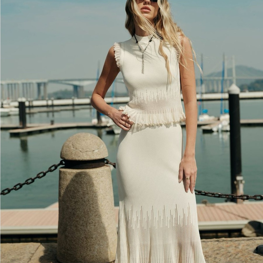 Commense Cream Sleeveless top with Pleated Skirt - Picture 3 of 6